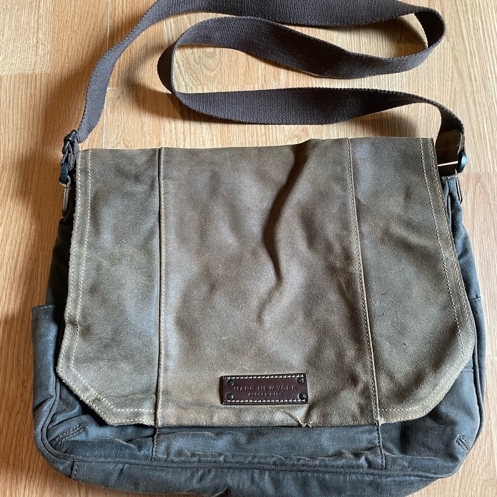 Andrew Marc messenger bag